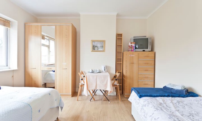 London Borough of Ealing House | GREAT VALUE ROOM- SAVE £££££