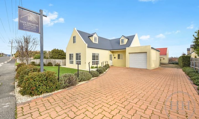 Evandale House | Van Diemens Cottage