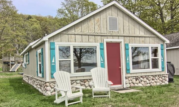 Traverse City Cabin | Vintner's Cottage on the Lake Leelanau