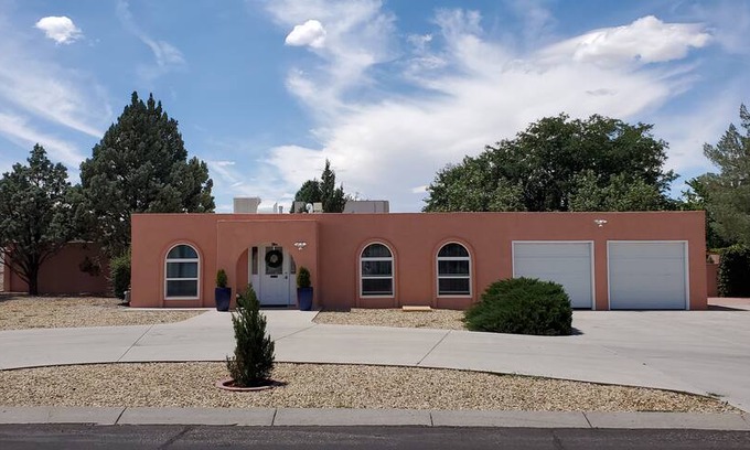 Paradise Hills Civic House | Ivy Garden House - your home away from home