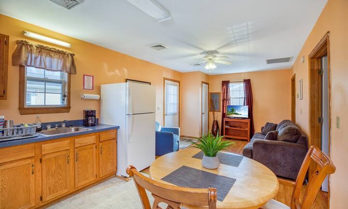 Chincoteague Cabin | Steve's Cottage 2 sleeps 4 in 2 bedrooms with a pool!