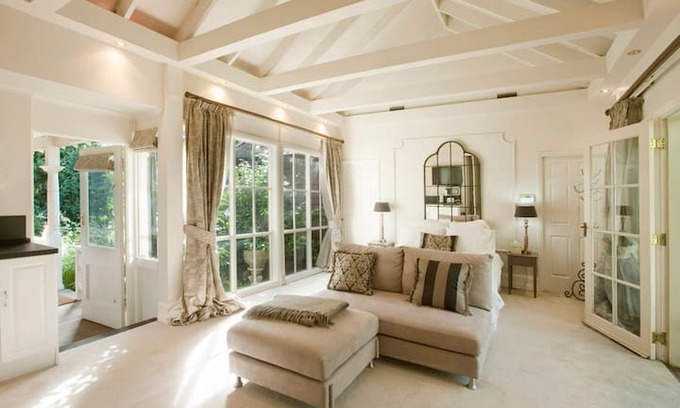 Burradoo House | "Clubbe Cottage" Cuff and Collar suite
