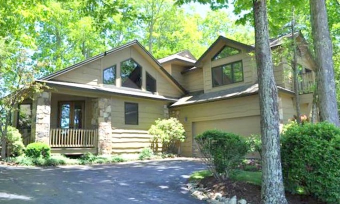 Mountain Air House | NEW to AirBnB! Highland House-home of luxury in Mountain Air, Burnsville, NC!