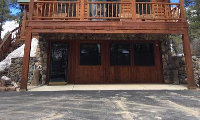 Twin Creek Village House | Stony Lane Lodge --- Large Dog Friendly Suite