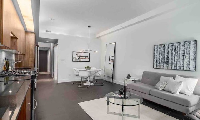 Gastown Apartment | Modern Downtown Loft w/ Parking