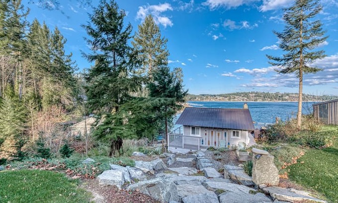 Fox Island Cabin | Eagle's Nest Waterfront: 150’ beach-kayaks & canoe