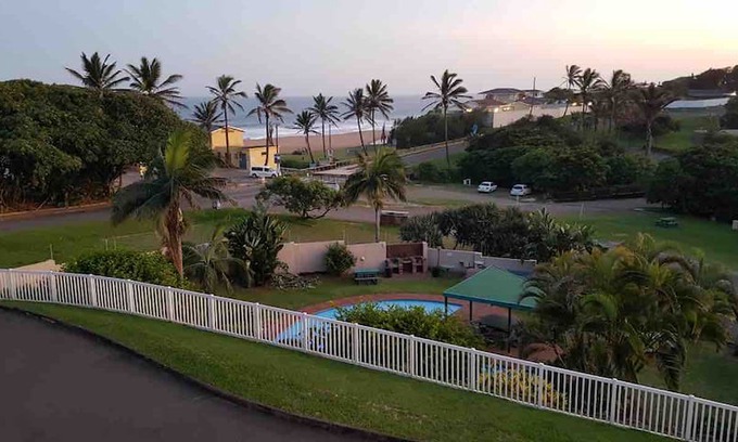 Umhlali Beach Apartment | Saltrock beach 6 Gleneagles entire home