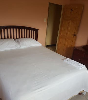 Linstead House | River View Guest House Room 6