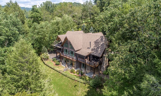 Lansing Cabin | Riverwind Lodge - 5 Acres on the New River!