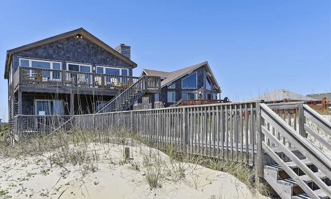 South Nags Head House | Pelican's Nest -- Pet Friendly 5 BR Oceanfront Home near the Outer Banks Fishing Pier
