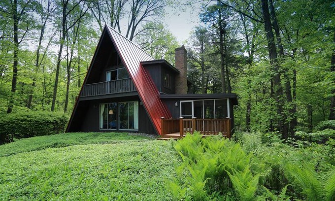 Shorewood-Tower Hills-Harbert Villa | Artsy A-Frame in Woods - Private Beach- 80mi toChi