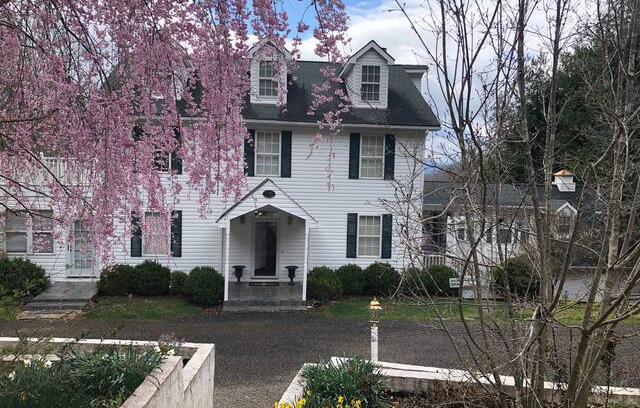 Burnsville House | Burnsville's Mountain View Carriage House