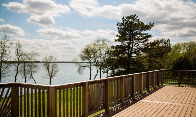 Spirit Lake House | Shalom on the Lake- Sleeps 29