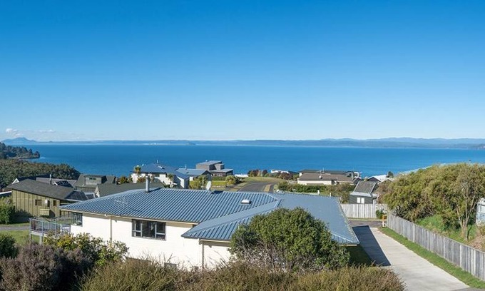 Whareroa Village House | Whareroa Lake View House