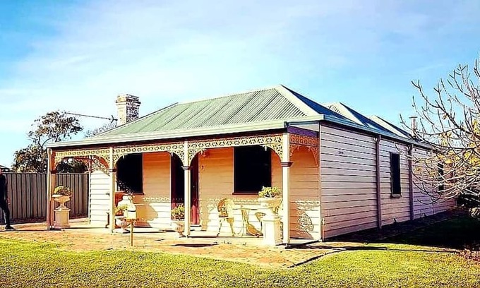 Portland Cabin | Dusting Cottage Historical Accommodation