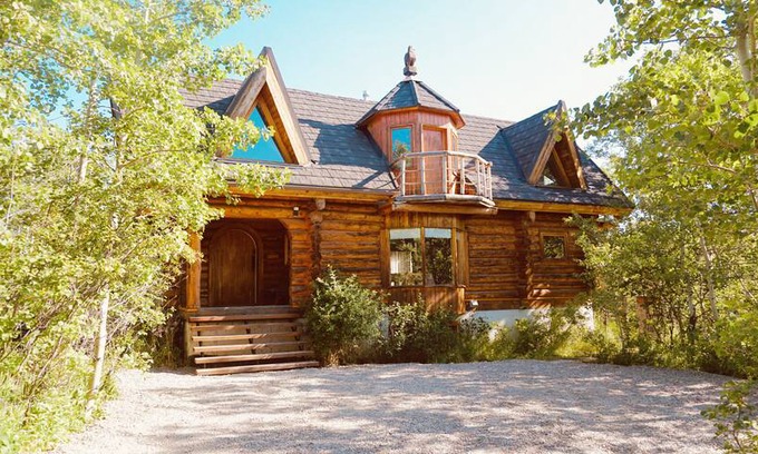 Beaver Mines Cabin | The Eagle House