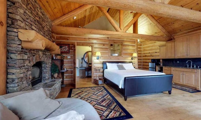 Ferndale Other | Luxury Private Log Cabin Getaway w/ Hot Tub