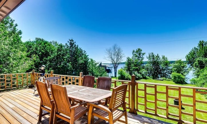 Pontiac Villa | The Cornu Manor / Le manoir Cornu (Waterfront)