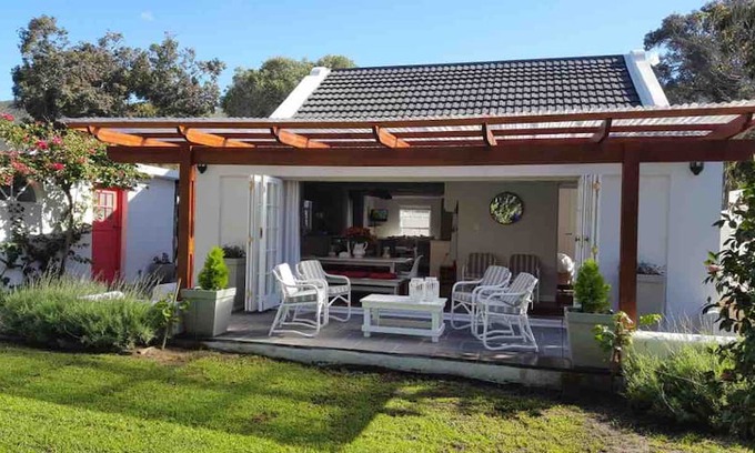 Eastcliff House | Acorn Cottage- Charming, private and central.