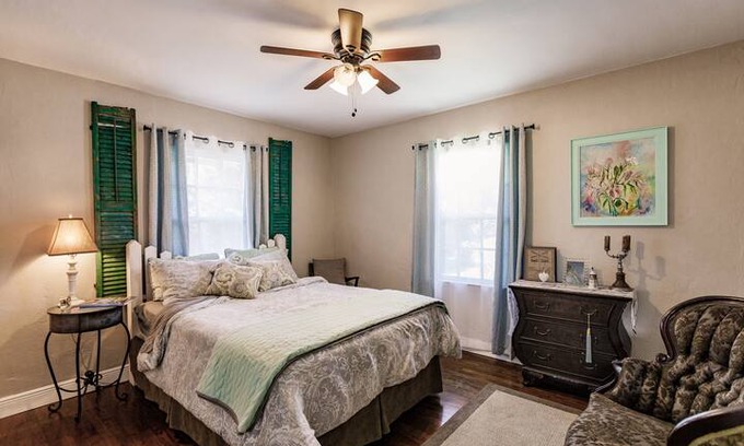 Allen Park House | Swan House Bungalow~along Historic, McGregor Blvd