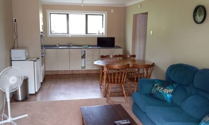 Karapiro House | Karapiro Haybarn (entire guesthouse)