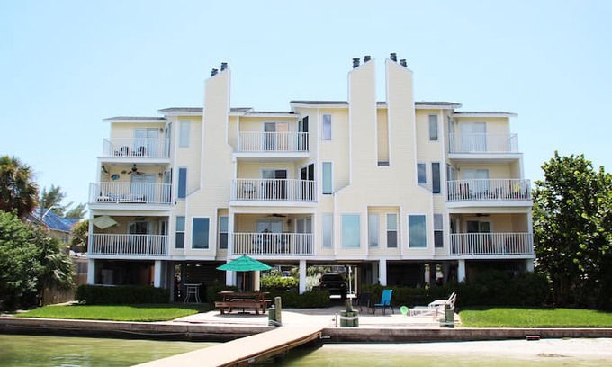 Treasure Island Apartment | Dexter's Beach Home - 2 fl luxury 150' from beach!