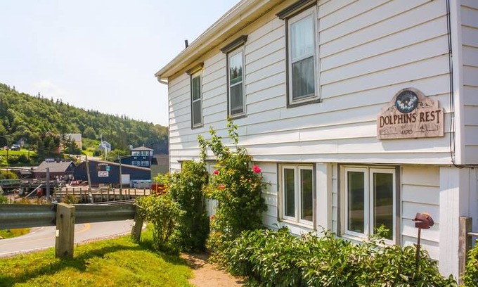 Hall's Harbour House | Dolphin's Rest: The Perfect Vacation home awaits!