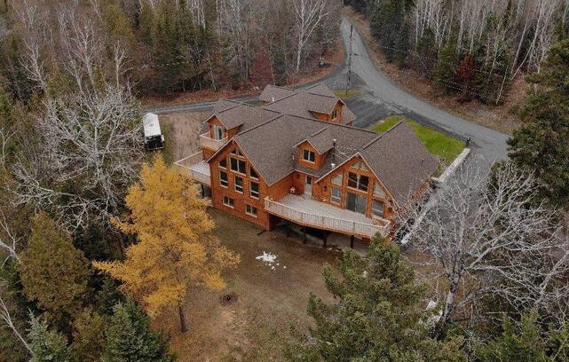 Saint David Apartment | Twin Peaks Lodge 2 BR walkout apartment
