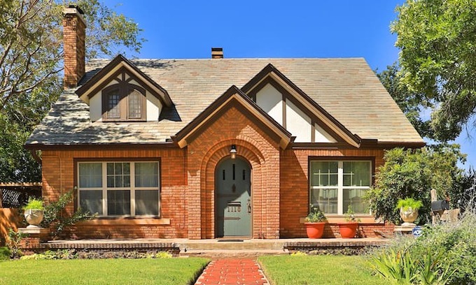 Sayles Blvd. Area House | The Eleven18 House - Your Storybook Stay