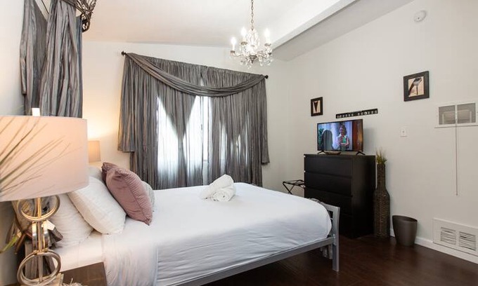 West Hollywood Apartment | Naughty & Nice WeHo 1bd/1ba-Great For Work & Play