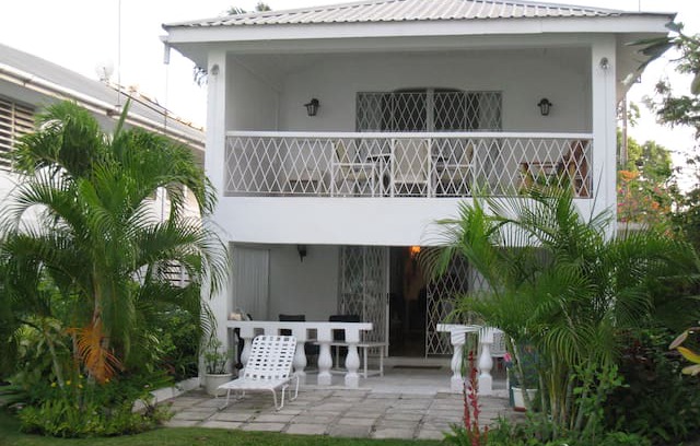 Spring Garden Apartment | Beautiful Freshwater Bay Beachfront Apartment