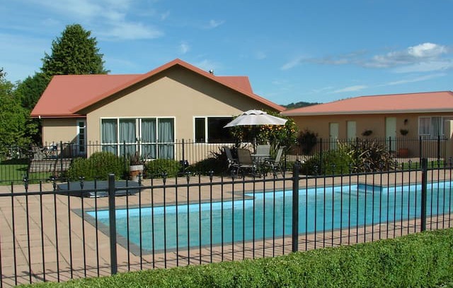Motueka Valley Bed & Breakfast | Waitakiroa Farmstay B&B