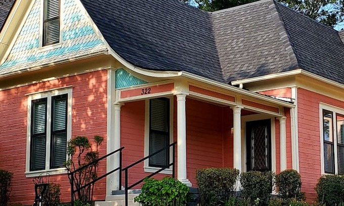 Guthrie House | The Prairie Queen / Pet Friendly / Hot Tub