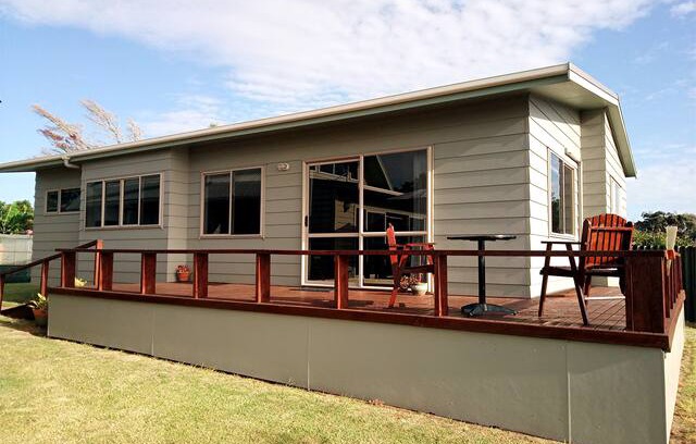 Baylys Beach Cabin | Tasman View cottage on Cliff top at Baylys Beach.