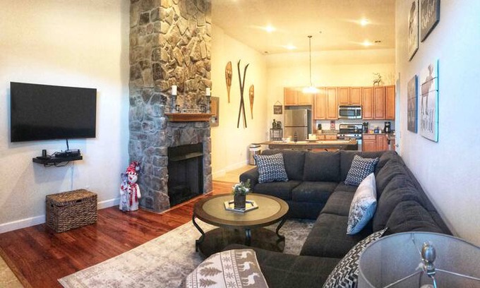 Hunter Apartment | Hunter Mountain Trailside Retreat * Ski*On*Ski*Off