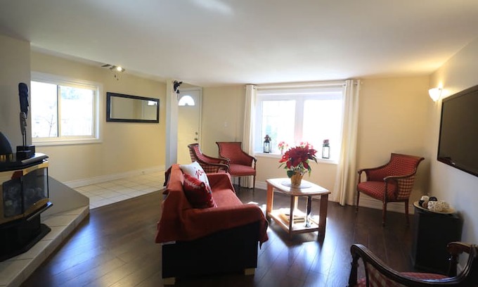 Niagara Falls House | FALLSVIEW COTTAGE- WALKING DISTANCE TO THE FALLS