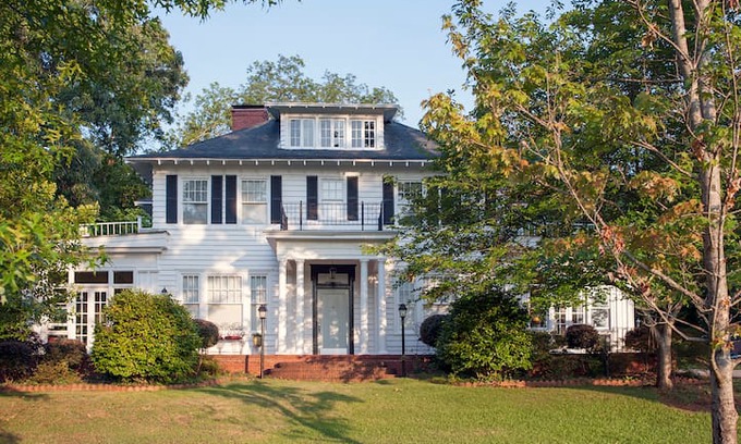 Thomaston House | Ms. Annie's Garden Room with 2 room lounge.