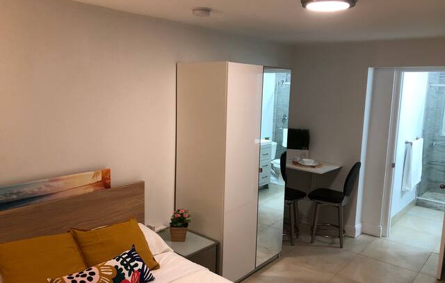 Melaleuca Gardens House | The Oasis Beach Suite at Fort Lauderdale Airport