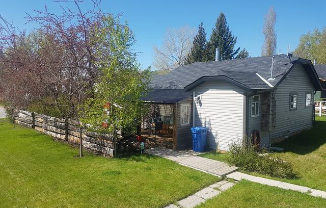 Turner Valley Cabin | Cozy Sunset Cottage, Turner Valley, AB.