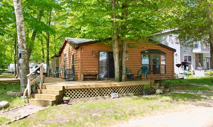 Honor Cabin | American Resort Cottage on Little Platte Lake