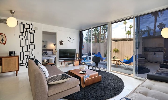 Twin Palms Apartment | Some like it HOT@ Ocotillo Lodge-pets welcome