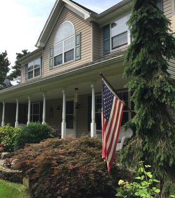Center Moriches House | Gateway to the Hamptons!Home between Montauk & NYC