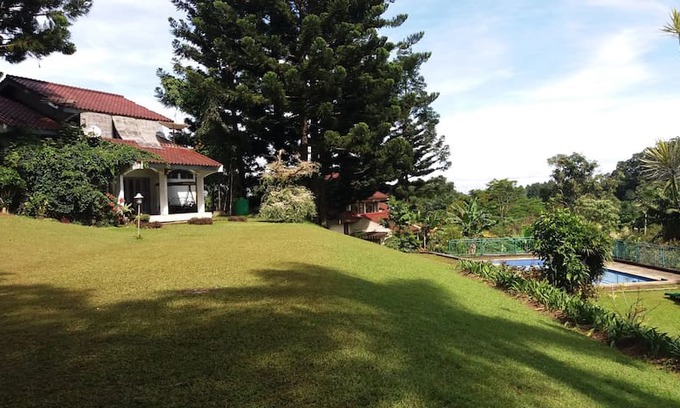 Cisarua Villa | Villa Putih Sangrila Cisarua 6 bed 4 bath