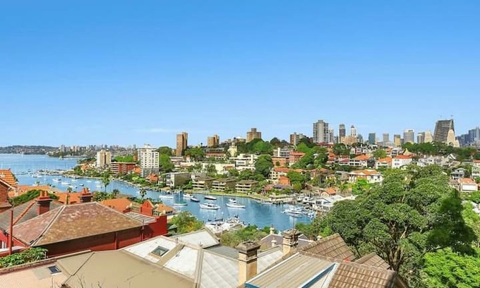 North Sydney Apartment | Harbour Views from North Sydney High Street
