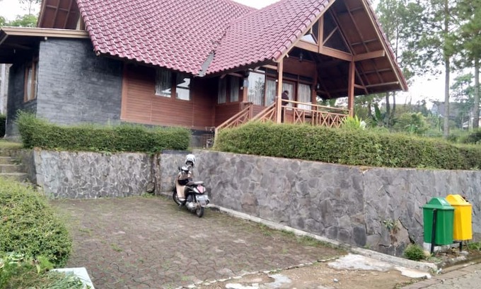 Cipanas Villa | Puncak Villa Lotus D11, wooden modern villa
