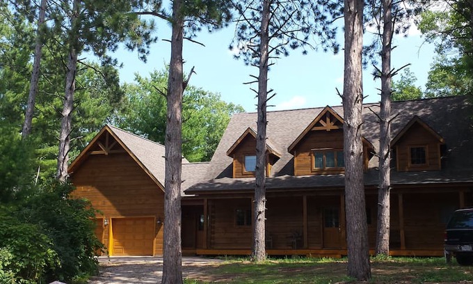 King Villa | Luxury Log Home with private dock on the Chain