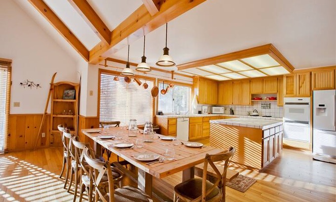 Lake Arrowhead Cabin | Heavenly Pines Lodge - Lake Passes Included!
