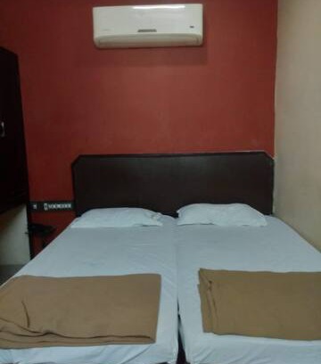 Kurnool Hotel | iROOMZ Woodlands Lodge Deluxe A/c Room Kurnool
