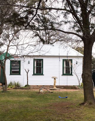 Molong House | Coach House, Tilbrook * Beautiful Green Grounds*