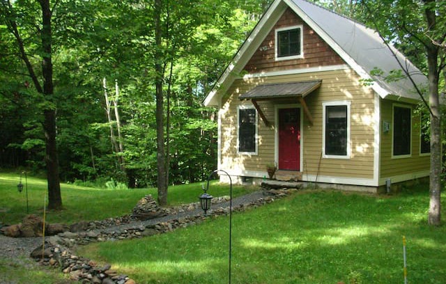 Underhill Cabin | Cozy Little Cabin in the Woods